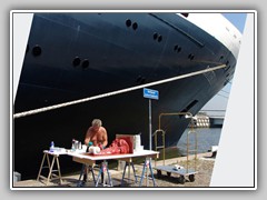 3) Op de Holland Amerika kade met het schip op de achtergrond